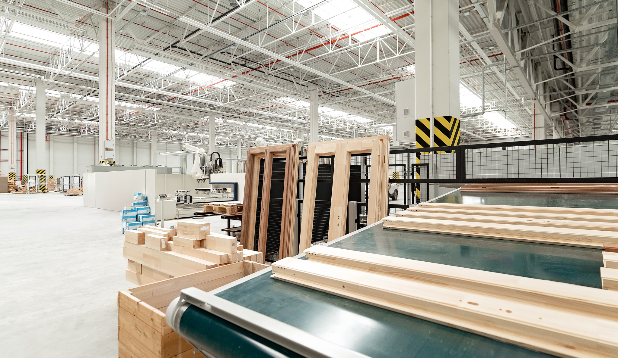 In juli hebben we een productiefaciliteit geopend in Kędzierzyn-Koźle. We hebben onze productiecapaciteit vergroot – deze locatie zal zich specialiseren in de productie van houten schrijnwerk. Er is ook een opslagruimte voor houten balken.