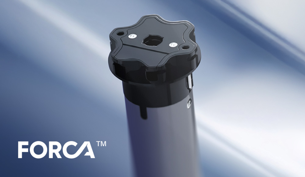 We hebben ons eigen merk accessoires voor rolluiken en buitenjaloezieën gelanceerd: Forca. Dit zijn oplossingen ontworpen door Eko-Okna op basis van grondige marktkennis, beter afgestemd op de behoeften van de moderne klant. Dankzij de aantrekkelijke prijsstelling kunnen onze distributeurs draadloos bediende oplossingen aanbieden in plaats van klassieke bedrade aandrijvingen, zonder de prijzen te verhogen.