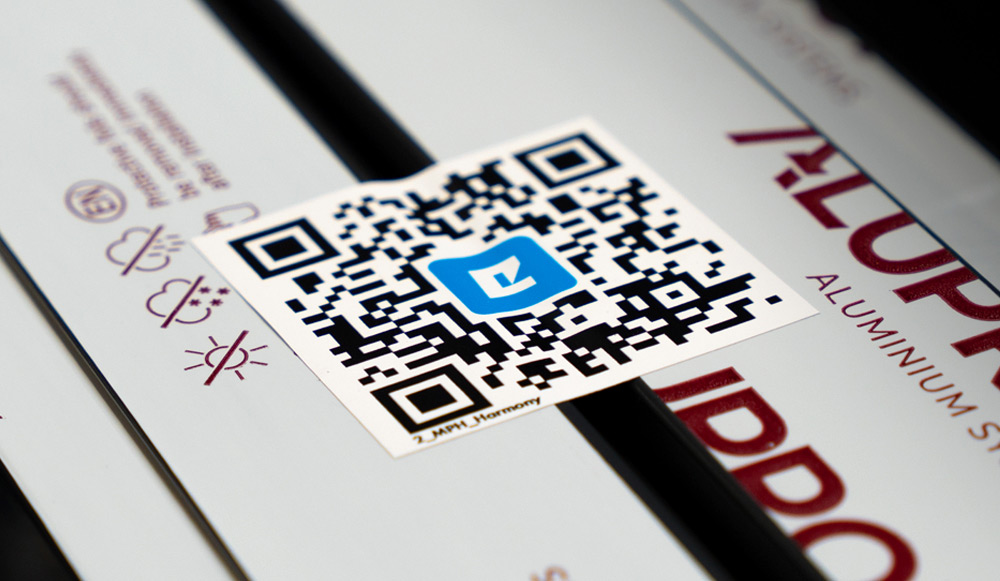 We hebben bewezen dat ecologie en gemak hand in hand kunnen gaan. Op de verpakkingen van onze producten, aanvankelijk alleen op de horren, zijn QR-codes verschenen die leiden naar digitale montagehandleidingen. Hierdoor hebben we tonnen papier bespaard en hebben klanten direct toegang tot de instructies zonder in te loggen op onze uitgebreide kennisbank Benefit Eko-Okna.