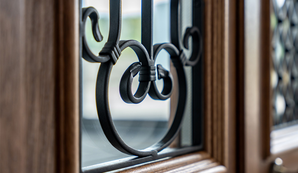 We hebben de samenwerking met lokale vakmensen uitgebreid volgens het principe 'denk globaal, handel lokaal'. Door ons samenwerkingsnetwerk te vergroten, hebben we regionaal vakmanschap ondersteund en hebben onze Partners over de hele wereld toegang gekregen tot unieke producten, zoals sierstalen roosters voor deuren en ramen.